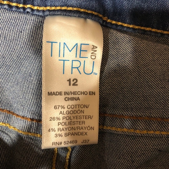 EUC Women’s Time and Tru Jean Capris - Picture 3 of 4